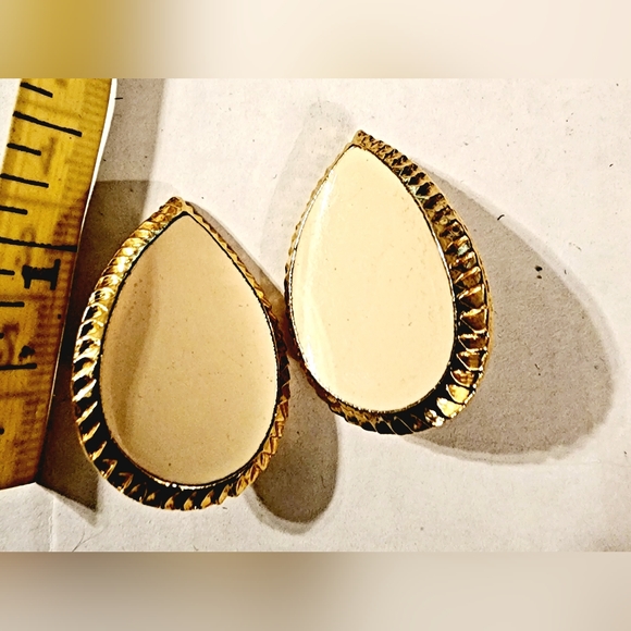 Cream enameled ridged gold teardrop clip on earrings - Picture 5 of 5